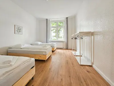 Ein Bett oder Betten in einem Zimmer der Unterkunft Tolstov Apartments - 4 Zimmer Wohnung mit Terrasse