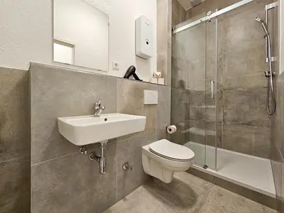 Ein Badezimmer in der Unterkunft Tolstov Apartments - 4 Zimmer Wohnung mit Terrasse