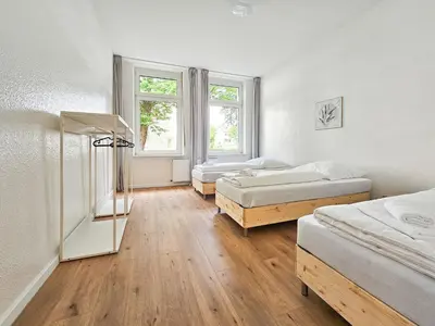 Ein Bett oder Betten in einem Zimmer der Unterkunft Tolstov Apartments - 4 Zimmer Wohnung mit Terrasse