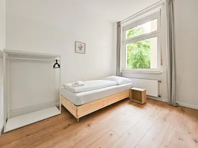 Ein Bett oder Betten in einem Zimmer der Unterkunft Tolstov Apartments - 4 Zimmer Wohnung mit Terrasse