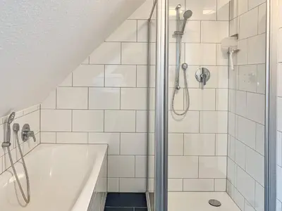 Ein Badezimmer in der Unterkunft T&K Apartments - Mettmann - Schöne 5 Zimmer Maisonette - 20min Messe Fair DUS
