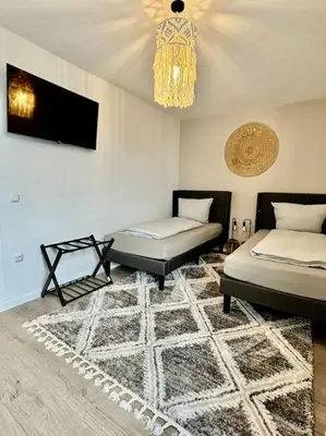 Ein Bett oder Betten in einem Zimmer der Unterkunft SuperSuite Boho 2Bdr Apartment Balkon Aufzug