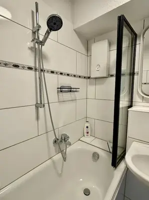 Ein Badezimmer in der Unterkunft SuperSuite Boho 2Bdr Apartment Balkon Aufzug