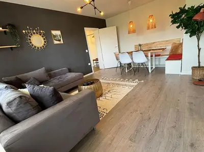 Ein Sitzbereich in der Unterkunft SuperSuite Boho 2Bdr Apartment Balkon Aufzug