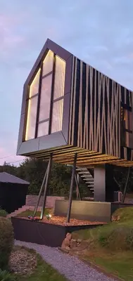 Das Gebäude in dem sich das Ferienhaus befindet