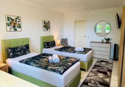 Ein Bett oder Betten in einem Zimmer der Unterkunft Zentrale aber ruhige Lage - Wohnung für bis zu 3 Personen