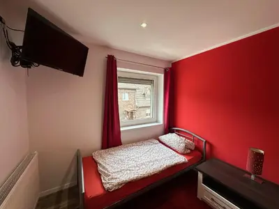Ein Bett oder Betten in einem Zimmer der Unterkunft Ganzes Monteurhaus mit 4 Schlafzimmern für bis zu 8 Gäste
