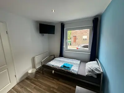Ein Bett oder Betten in einem Zimmer der Unterkunft Ganzes Monteurhaus mit 4 Schlafzimmern für bis zu 8 Gäste