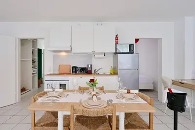 Küche/Küchenzeile in der Unterkunft Beautiful and spacious 4-Room Apartments in City Center