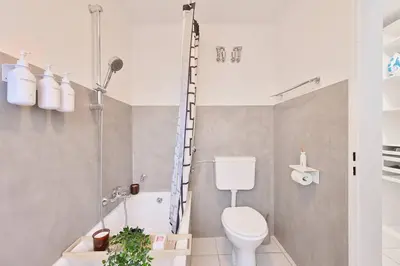 Ein Badezimmer in der Unterkunft Beautiful and spacious 4-Room Apartments in City Center