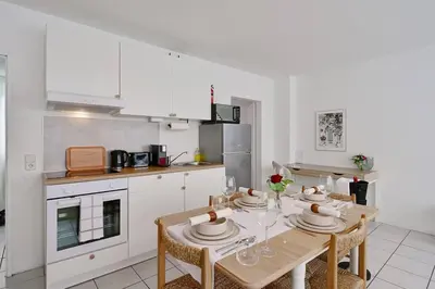Küche/Küchenzeile in der Unterkunft Beautiful and spacious 4-Room Apartments in City Center