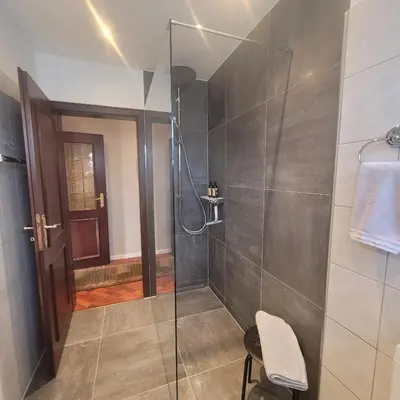 Ein Badezimmer in der Unterkunft Messe und Ferienapartment, 90 qm, 2 Schlafzimmer, 1-4 Gäste