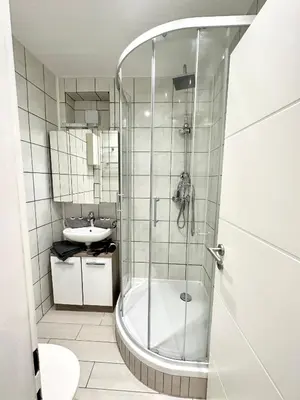 Ein Badezimmer in der Unterkunft Möbliertes Apartment in Herne-Mitte mit Parkplatz, Arbeitsplatz, WLAN- Super Anbindung an Autobahnen und ÖPNV -Für 1bis 3 Personen