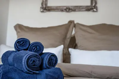 Ein Bett oder Betten in einem Zimmer der Unterkunft Excellence Deluxe Suite mit Balkon & Stadtblick - zentral an der Messe Essen