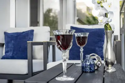 Getränke in der Unterkunft Excellence Deluxe Suite mit Balkon & Stadtblick - zentral an der Messe Essen