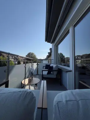 Ein Balkon oder eine Terrasse in der Unterkunft Excellence Deluxe Suite mit Balkon & Stadtblick - zentral an der Messe Essen