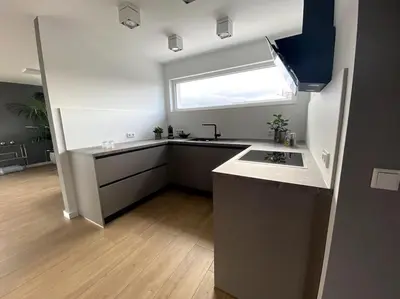 Küche/Küchenzeile in der Unterkunft Airport-Messe Luxuswohnung, circa 10 Minuten entfernt 4