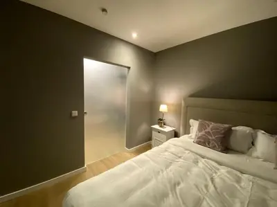 Ein Bett oder Betten in einem Zimmer der Unterkunft Airport-Messe Luxuswohnung, circa 10 Minuten entfernt 4