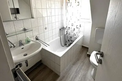 Ein Badezimmer in der Unterkunft VAZ Apartments Schürmann für Monteure, Küche, WLAN, Parkplatz, Autobahnnah