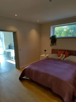 Ein Bett oder Betten in einem Zimmer der Unterkunft Großzügige Ferienwohnung in innovativem Zero-Emissionen Haus