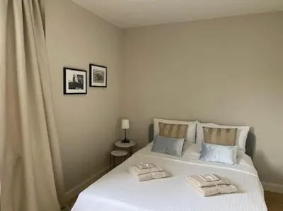 Ein Bett oder Betten in einem Zimmer der Unterkunft Airport-Messe Apartment, fußläufig erreichbar 3