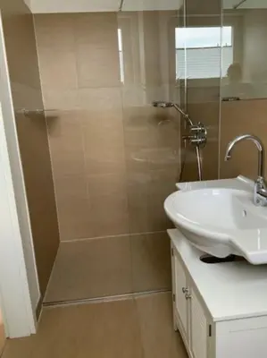 Ein Badezimmer in der Unterkunft Airport-Messe Apartment, fußläufig erreichbar 3