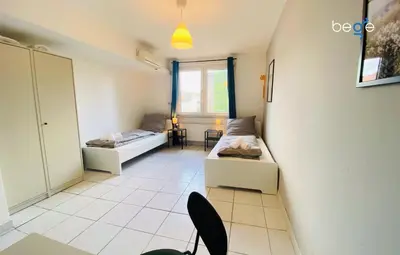 Ein Bett oder Betten in einem Zimmer der Unterkunft SASI HOMES WorkNest