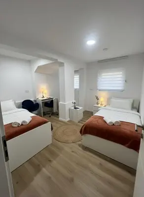 Ein Bett oder Betten in einem Zimmer der Unterkunft Cozy Apartment with Excellent Transport Links to Old Town, Main Station and Trade Fair