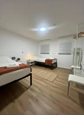 Ein Bett oder Betten in einem Zimmer der Unterkunft Cozy Apartment with Excellent Transport Links to Old Town, Main Station and Trade Fair