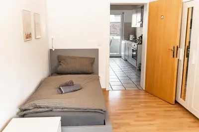 Ein Bett oder Betten in einem Zimmer der Unterkunft CosyHomes24 - Centrally with parking space and balcony - GE09b