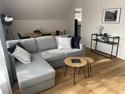 Ein Sitzbereich in der Unterkunft Moderne Wohnung - renoviert 2024