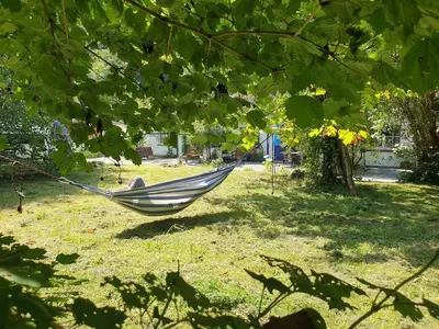 Ein Garten an der Unterkunft Das blaue Haus allein für Dich!