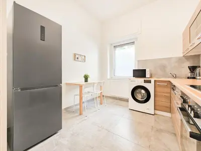 Küche/Küchenzeile in der Unterkunft Tolstov Apartments - 2 Zimmer Wohnung mit Terrasse - 25 Min Messe DUS