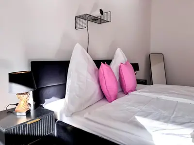 Ein Bett oder Betten in einem Zimmer der Unterkunft ThinkPink! Apartment im Herzen Dortmunds