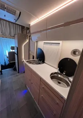Küche/Küchenzeile in der Unterkunft Gemütlicher Camper-Wiesnnah