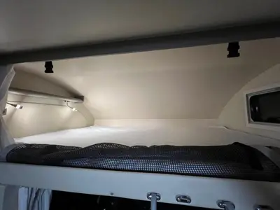 Ein Bett oder Betten in einem Zimmer der Unterkunft Gemütlicher Camper-Wiesnnah