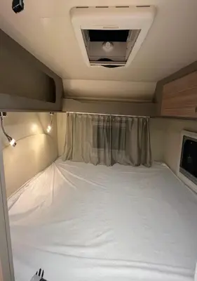 Ein Bett oder Betten in einem Zimmer der Unterkunft Gemütlicher Camper-Wiesnnah