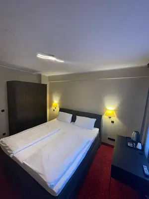 Ein Bett oder Betten in einem Zimmer der Unterkunft Sun Hotel