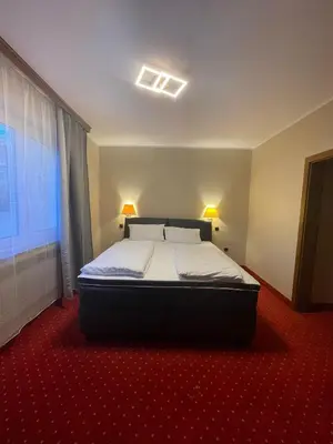 Ein Bett oder Betten in einem Zimmer der Unterkunft Sun Hotel