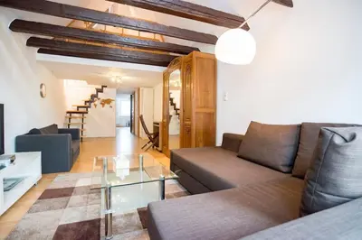 Ein Sitzbereich in der Unterkunft Maisonette Wohnung Bolkerstraße in Düsseldorf