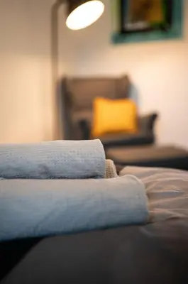 Ein Bett oder Betten in einem Zimmer der Unterkunft Modernes Kunst-Apartment