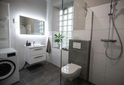 Ein Badezimmer in der Unterkunft Modernes Kunst-Apartment