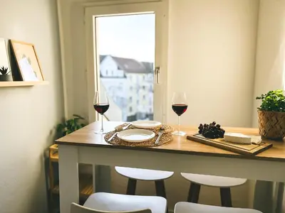 Getränke in der Unterkunft NEU Life&Work 2-4-Betten mit Stehschreibtisch am Uni-Klinikum