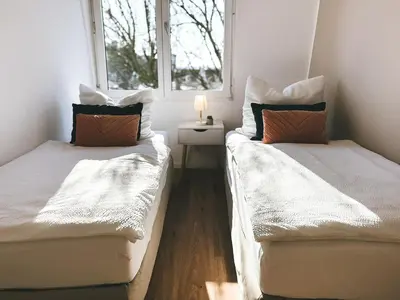 Ein Bett oder Betten in einem Zimmer der Unterkunft NEU Life&Work 2-4-Betten mit Stehschreibtisch am Uni-Klinikum