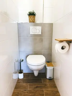 Ein Badezimmer in der Unterkunft NEU Life&Work 2-4-Betten mit Stehschreibtisch am Uni-Klinikum