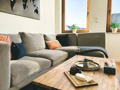 Ein Sitzbereich in der Unterkunft NEU Life&Work 2-4-Betten mit Stehschreibtisch am Uni-Klinikum