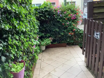 Ein Garten an der Unterkunft Separate schöne Ferienwohnung inclusive Parkplatz
