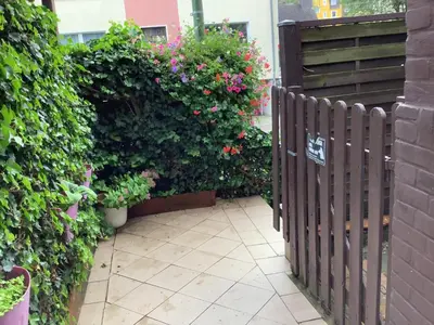 Ein Garten an der Unterkunft Separate schöne Ferienwohnung inclusive Parkplatz