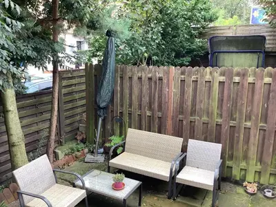 Ein Garten an der Unterkunft Separate schöne Ferienwohnung inclusive Parkplatz