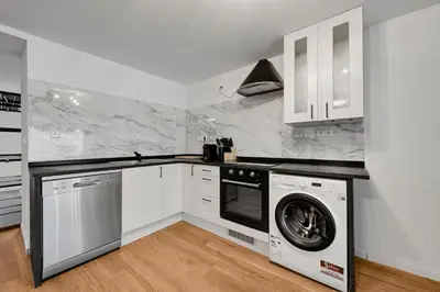 Küche/Küchenzeile in der Unterkunft Stilvolle Apartments mit Kamin - Schlossblick und großer Terrasse 2-4 Zimmer 50-140qm - nahe A1 und Schloss Burg - Köln